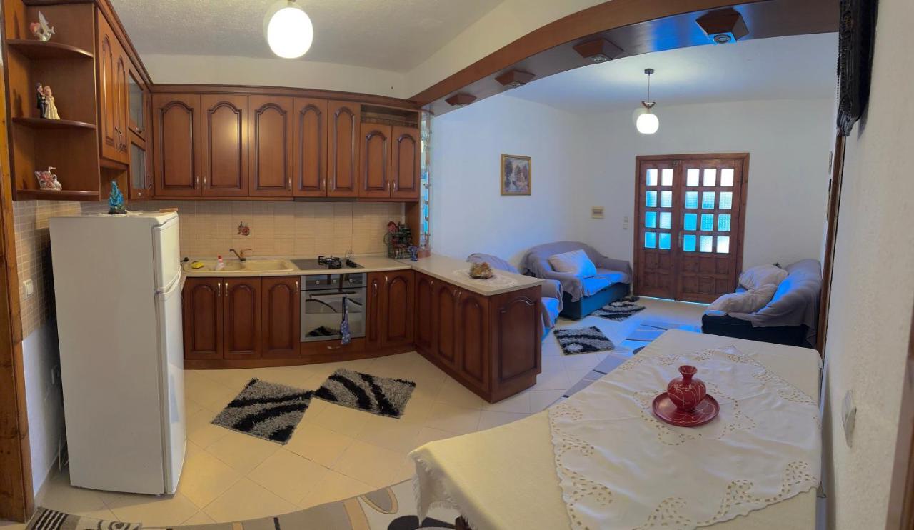 Guri Guest House Pogradec Eksteriør billede