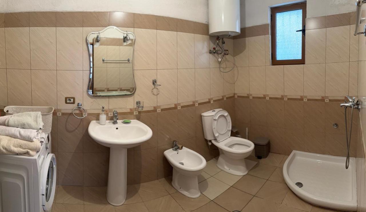 Guri Guest House Pogradec Eksteriør billede